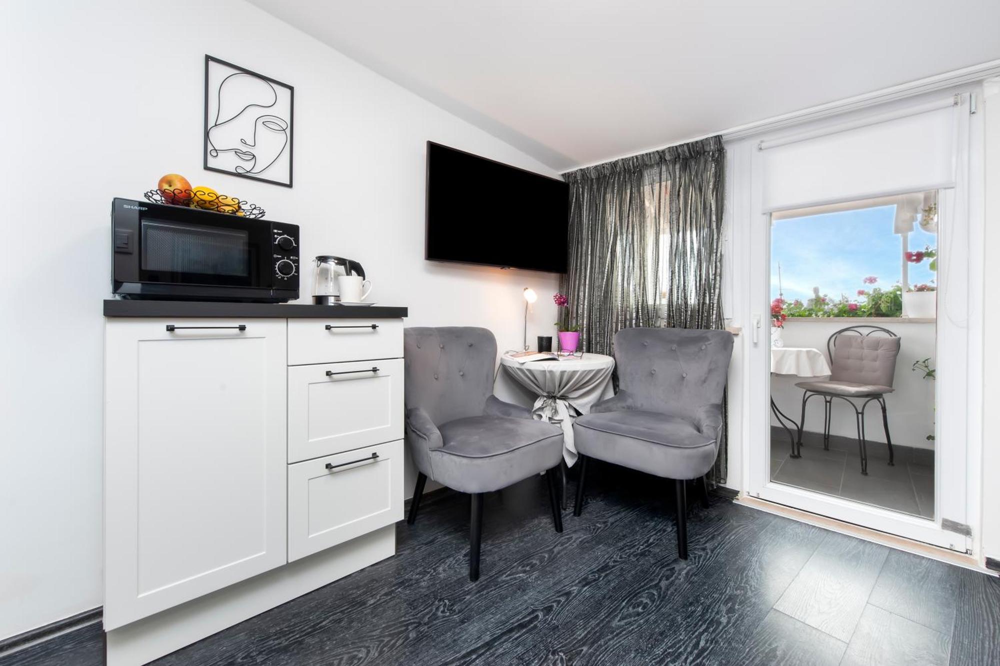 Studio Apartment Sunce ロヴィニ エクステリア 写真