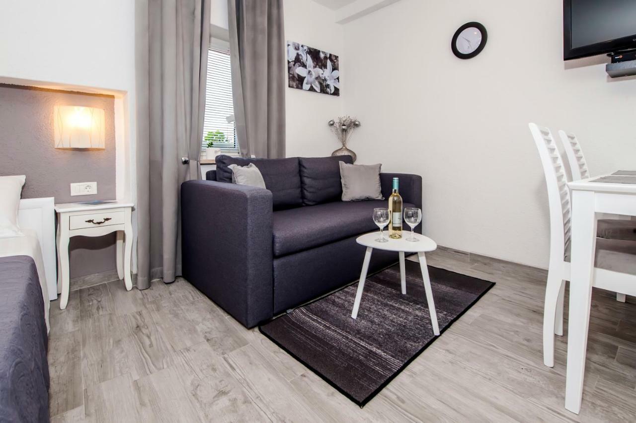 Studio Apartment Sunce ロヴィニ エクステリア 写真