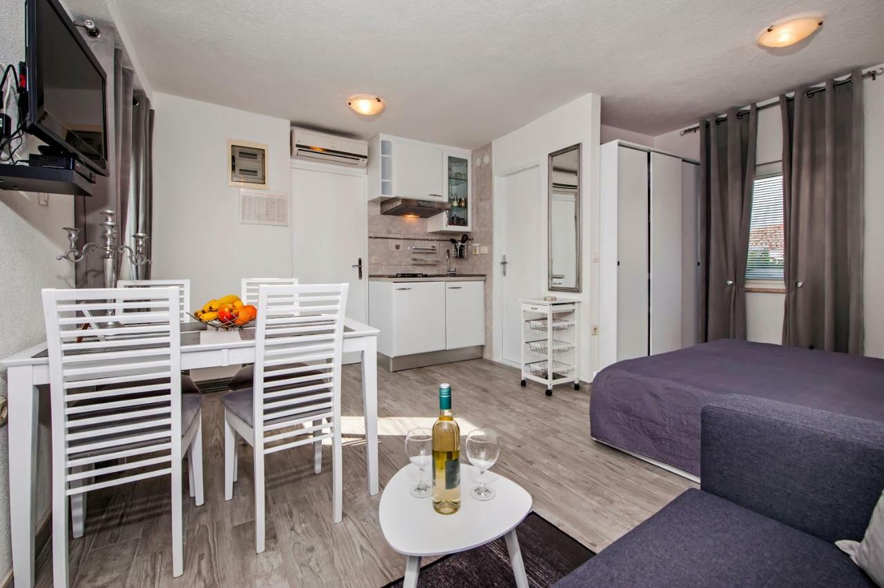 Studio Apartment Sunce ロヴィニ エクステリア 写真