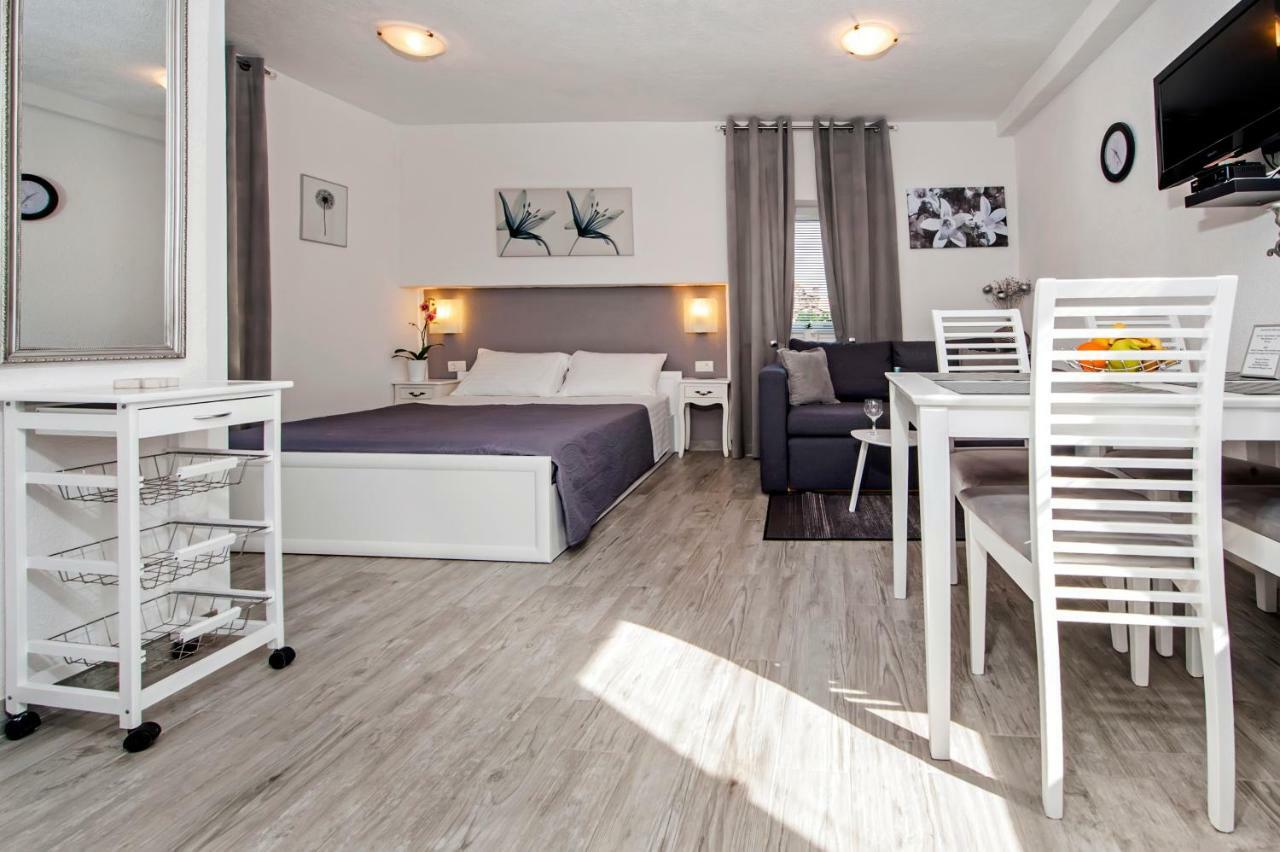 Studio Apartment Sunce ロヴィニ エクステリア 写真