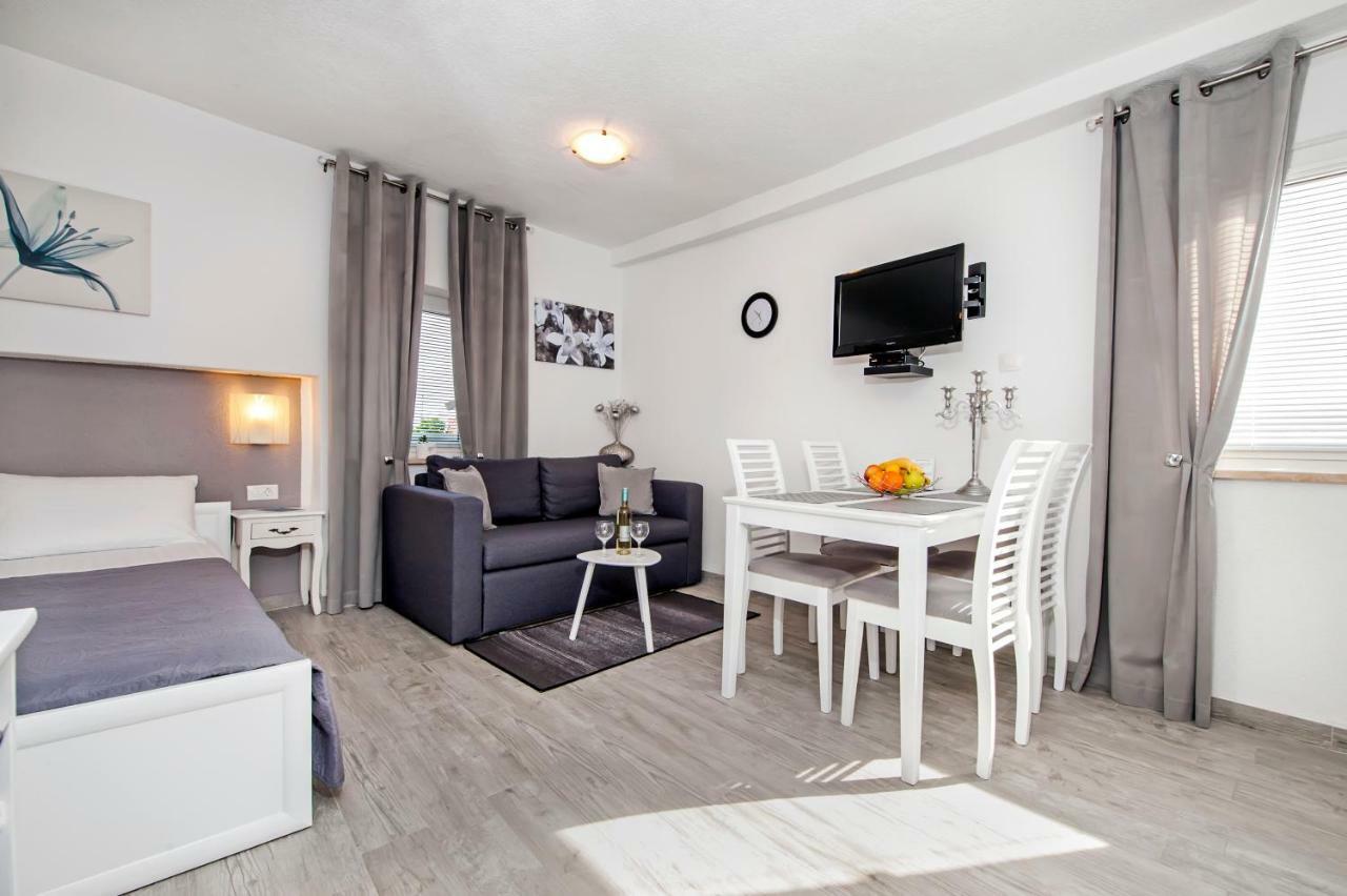 Studio Apartment Sunce ロヴィニ エクステリア 写真